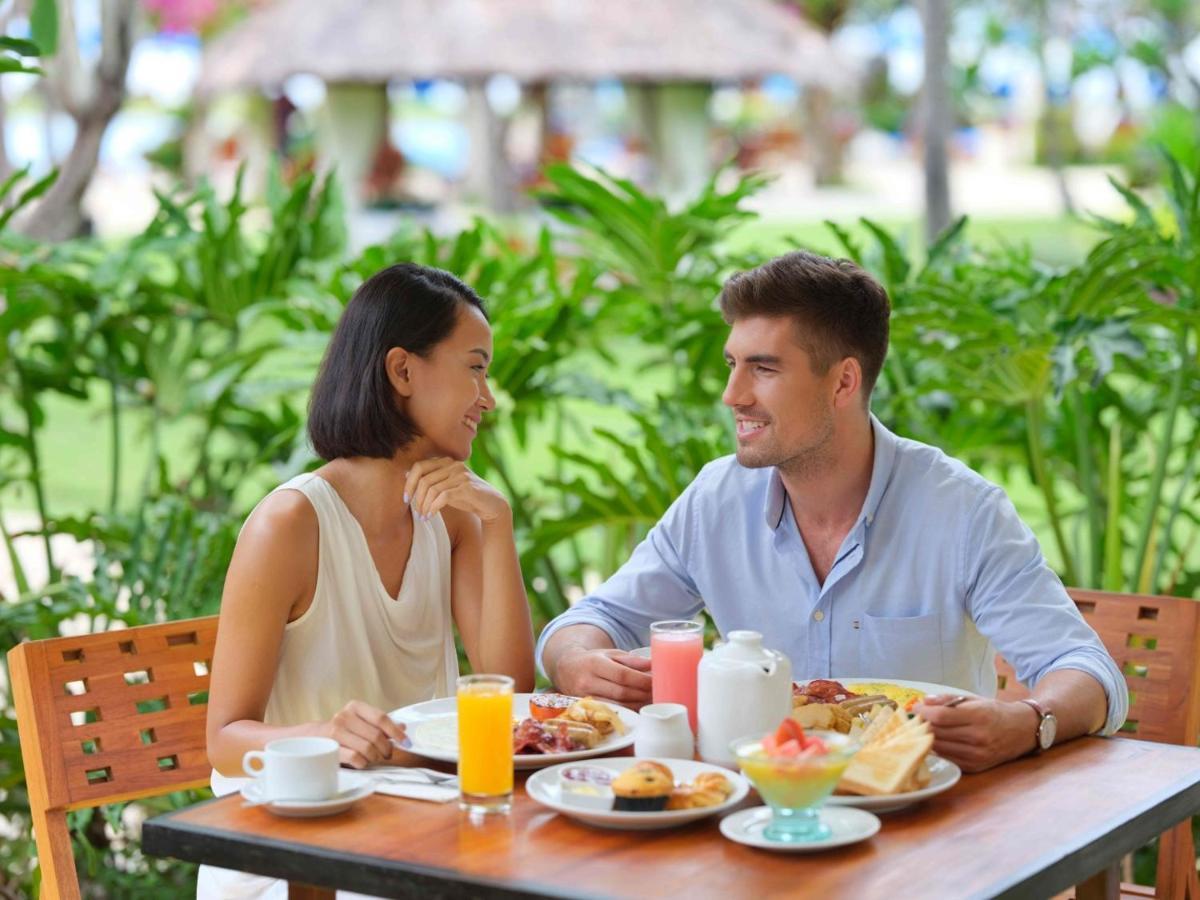 Hotel Nikko Bali Benoa Beach Нуса-Дуа Экстерьер фото A couple eating breakfast