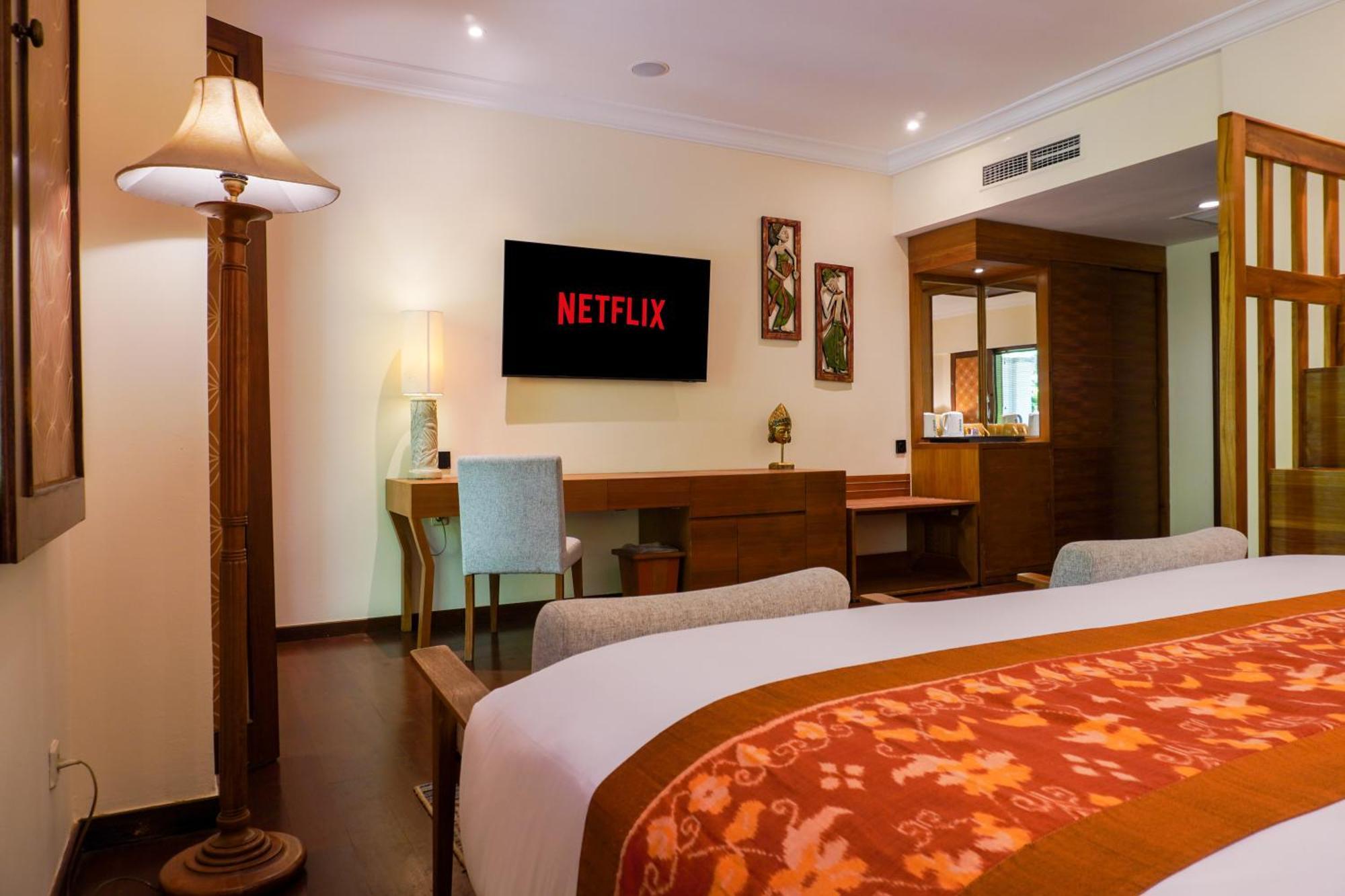 Hotel Nikko Bali Benoa Beach Нуса-Дуа Экстерьер фото Netflix in a hotel room