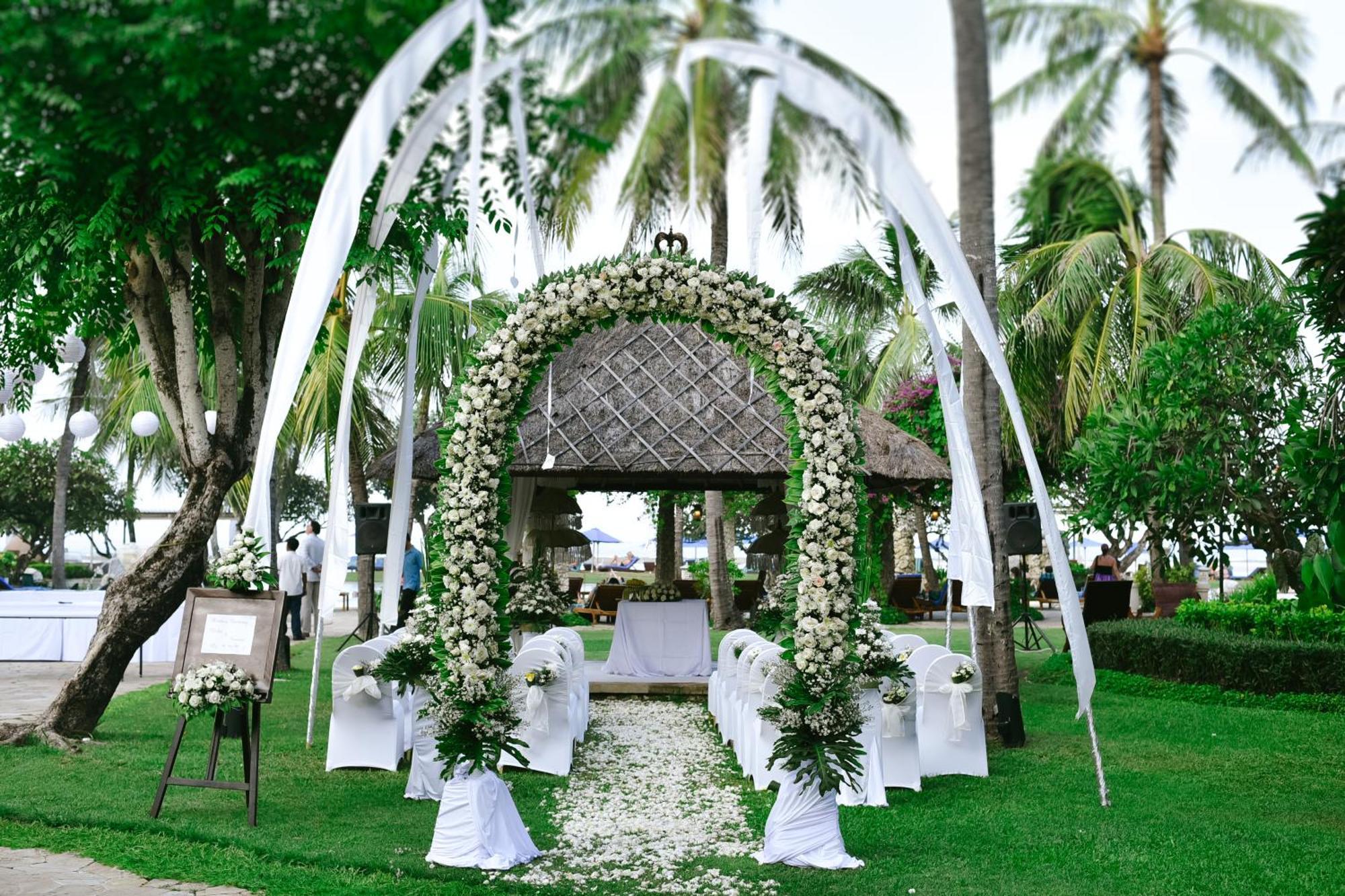 Hotel Nikko Bali Benoa Beach Нуса-Дуа Экстерьер фото A wedding arch