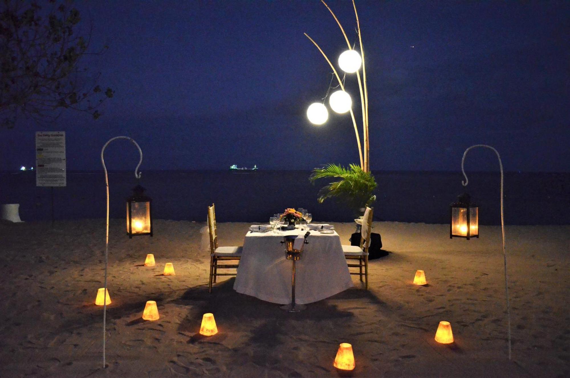 Hotel Nikko Bali Benoa Beach Нуса-Дуа Экстерьер фото A beachside dinner at the resort