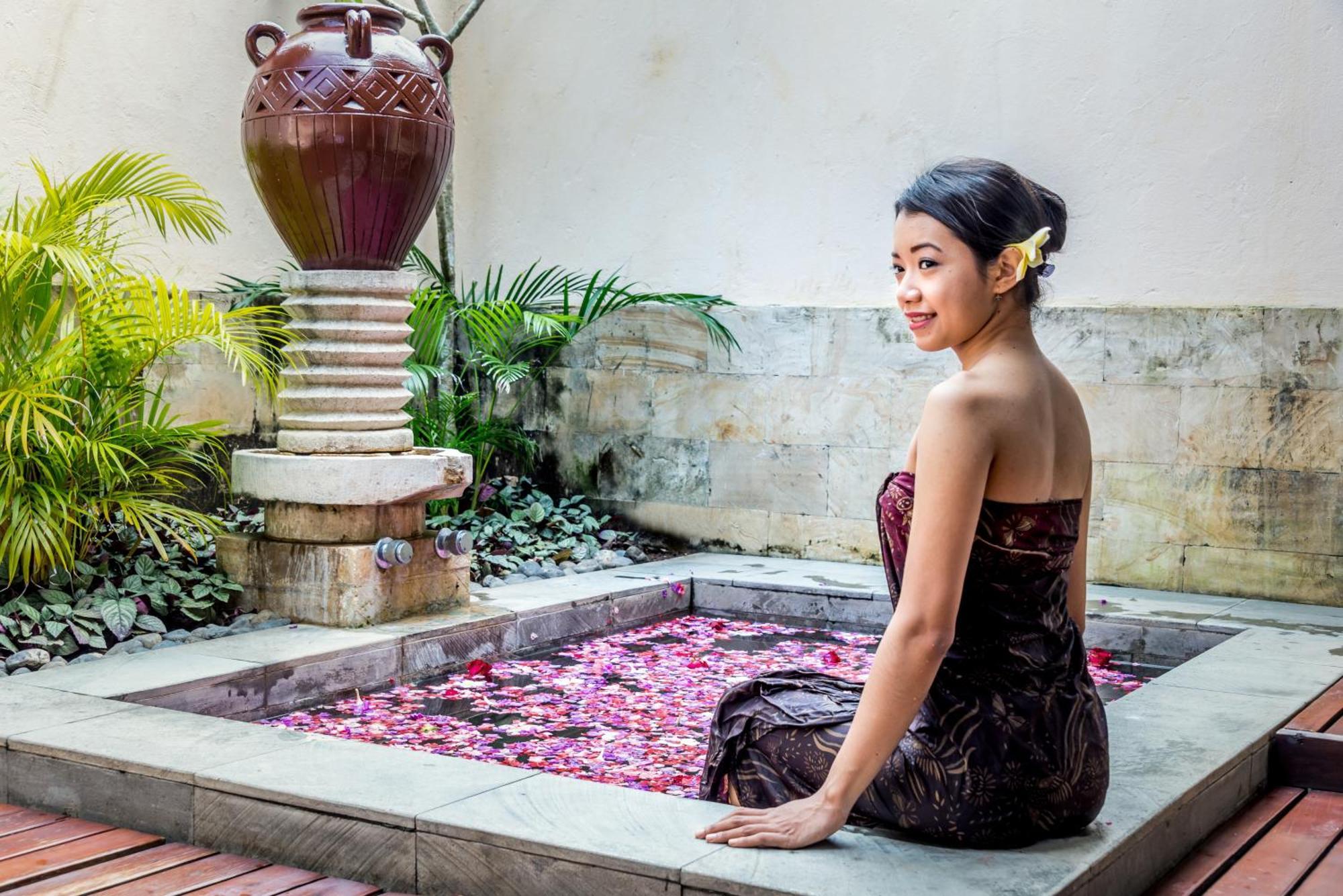 Hotel Nikko Bali Benoa Beach Нуса-Дуа Экстерьер фото A woman in traditional Balinese attire