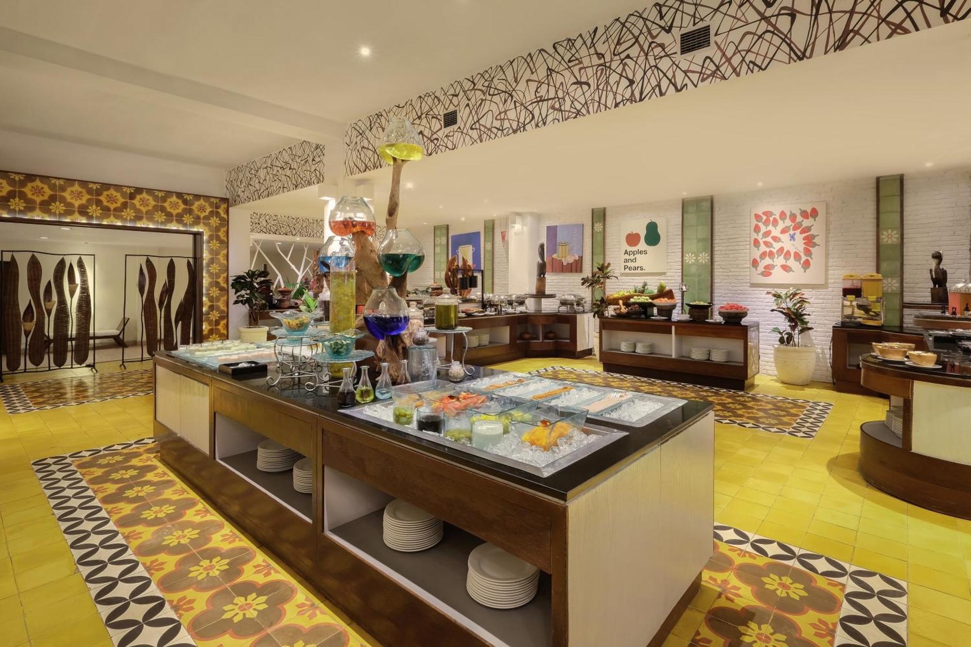 Hotel Nikko Bali Benoa Beach Нуса-Дуа Экстерьер фото The buffet at the hotel